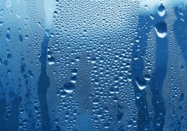 Was kann ich bei kondensierendem Wasser an Fenstern oder anderen Bauteilen tun?