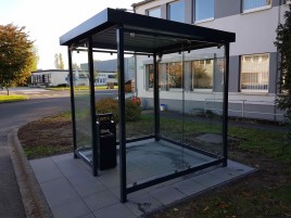Raucherüberdachungen – Unterstände aus Stahl und Glas
