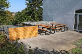 Moderne Sitzmöbel aus Holz & Metall