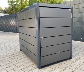 Kinderwagenboxen – Kinderwagen vor dem Haus verstaut