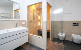 First Class: Dusche mit Fensterplatz