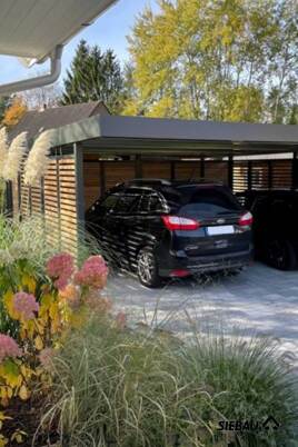 Carport mit Geräteraumanbau in Holzlattung