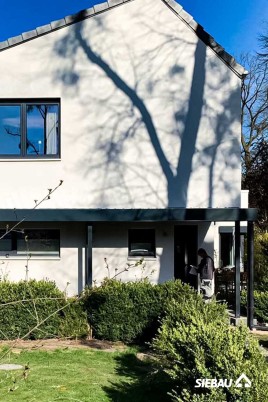 Carport und Haustürüberdachung aus einem Guss