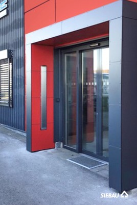 Zweifarbiges Vordach in U-Form von SIEBAU
