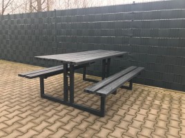 Sitzgruppe aus Metall mit Kunststoffauflagen