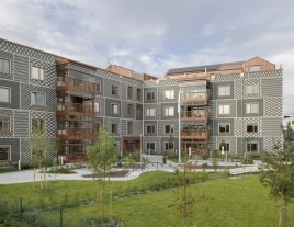 Außergewöhnliche Fassade aus natürlichen Materialien