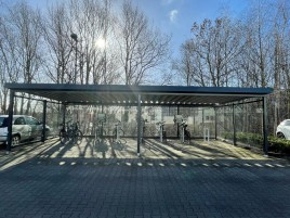 Fahrradunterstand für Mitarbeiter mit integrierter Ladestation