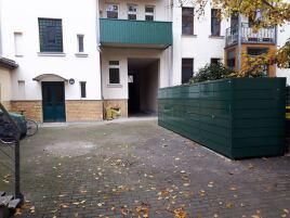 Platzsparende Lösung aus Metall für Müllcontainer