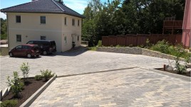 HAUS, HOF UND GARTEN