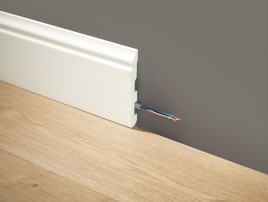 Versteckter Kabelkanal in designschöner Sockelleiste