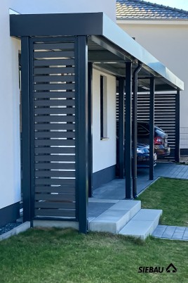 Carport-Vordach-Kombination mit Gerätehaus nahe Berlin