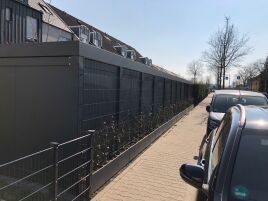 Rankgitter an Gerätebox-Anlage