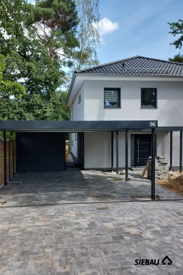 Vielseitig und perfekt in Kombination: Carport, Vordach, Geräteraum und mehr von Siebau