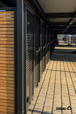 Reihencarport und Einzelcarports mit Geräteräumen für eine Wohnanlage in Höchstadt/Aisch