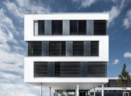 Geschäftsgebäude erzeugt skulpturales Erscheinungsbild