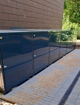 Fahrradboxen aus Metall als Reihenanlage
