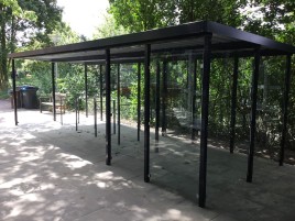 Raucher- & Fahrradüberdachung aus Metall & Glas