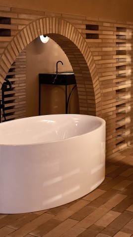 Ovale Badewanne mit Stil