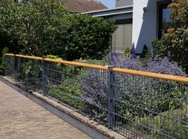 Nachträglich einen Handlauf an einen Doppelstabmattenzaun anbringen? Kein Problem!