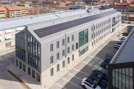 Zug um Zug vom Bahnhof zum Bürogebäude