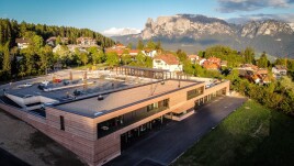 Referenz: Zeitgenössische Baukultur – Schiebefalttore für Zivilschutzzentrum
