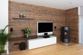 Robuste Eleganz für eine gemütliche Atmosphäre im Wohnzimmer mit der EGGER DecoWall