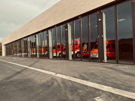 Referenz: 42 vollverglaste ALPGATE Stahlfalttore