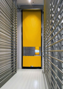DynamicRoll® 90: Das schlanke selbstreparierende Schnelllauftor für Industrieanwendungen.