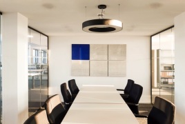 Akustikplatten in Firmenfarbe sorgen für Ruhe im Architekturbüro