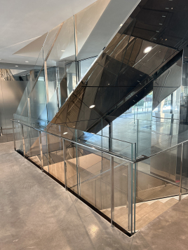 Glasgeländer mit Spiegeloptik