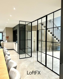 Loft-Raumteiler: Eleganz in Stahl und Glas