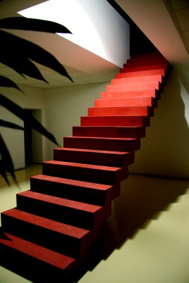 Einzigartige Designakzente durch farbige Betonfertigteiltreppen