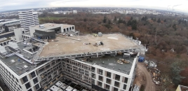 13 Meter großes Hangartor auf Klinikdach