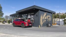 Drive-in-Backshop und Café in einem durch Modulbau