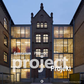 Nachhaltige Erneuerung: Lamellenfenster für das moderne Gymnasium🏫