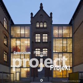 Nachhaltige Erneuerung: Lamellenfenster für das moderne Gymnasium🏫