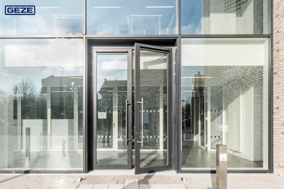 Multifunktionale Türen sicher planen – GEZE hilft dabei - Bauspot.de