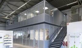 Flexible Raumlösung: Büro- und Schulungsanlage für TESVOLT