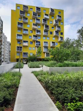 Moderner Wohnbau mit extensiver & intensiver Bauwerksbegrünung - der Karlheinz Hora Hof am Handelskai in Wien.