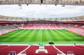 TÜRÖFFNER FÜR DIE EM: STADIONUMBAU IM LAUFENDEN SPIELBETRIEB