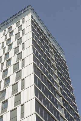 „The Barcode“, Büroturm AKH Wien: Bauen im Bestand
