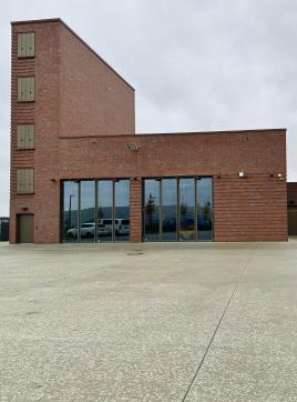 Kombination von 17 Falttoren mit Sonnenschutzverglasung und Klinkerfassade für Feuerwache