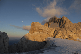 A BUILDING AS A ROCK Mountain Hut on Dachstein Glacier, Austria
