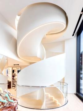 Skulpturale Designtreppe in ästhetischer Perfektion