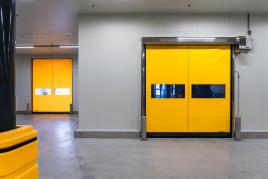 Video: Hygienisch. Robust. Zuverlässig. – BMP DynamicRoll® FOOD INOX Tore Ein starkes Referenzprojekt der internationalen BMP Gruppe: Fruity Line setzt auf unsere hochmodernen Schnelllauftore für den Lebensmittelbereich.