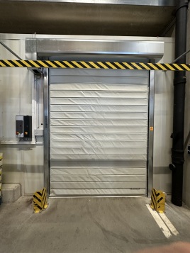 Für ein Logistikzentrum in Zell am See haben wir ein DynamicRoll® FRIGO 1 vor einer Kühlzelle installiert.