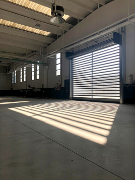 🔦 Transparenz trifft Technologie – Das Thermicroll® Spiral setzt hohe Maßstäbe im industriellen Torbau.