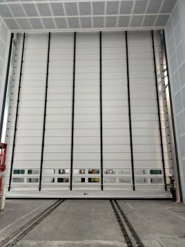 Schnelllauftor der PACK®-Serie mit Abmessung von 12 × 12,5 Metern.