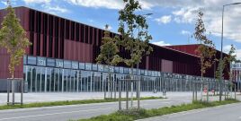 Stahl trifft Transparenz: ALPGATE Falttore mit durchgehender Verglasung