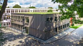 Moderne Modulbauschule mit einer extensiven Dachbegrünung.